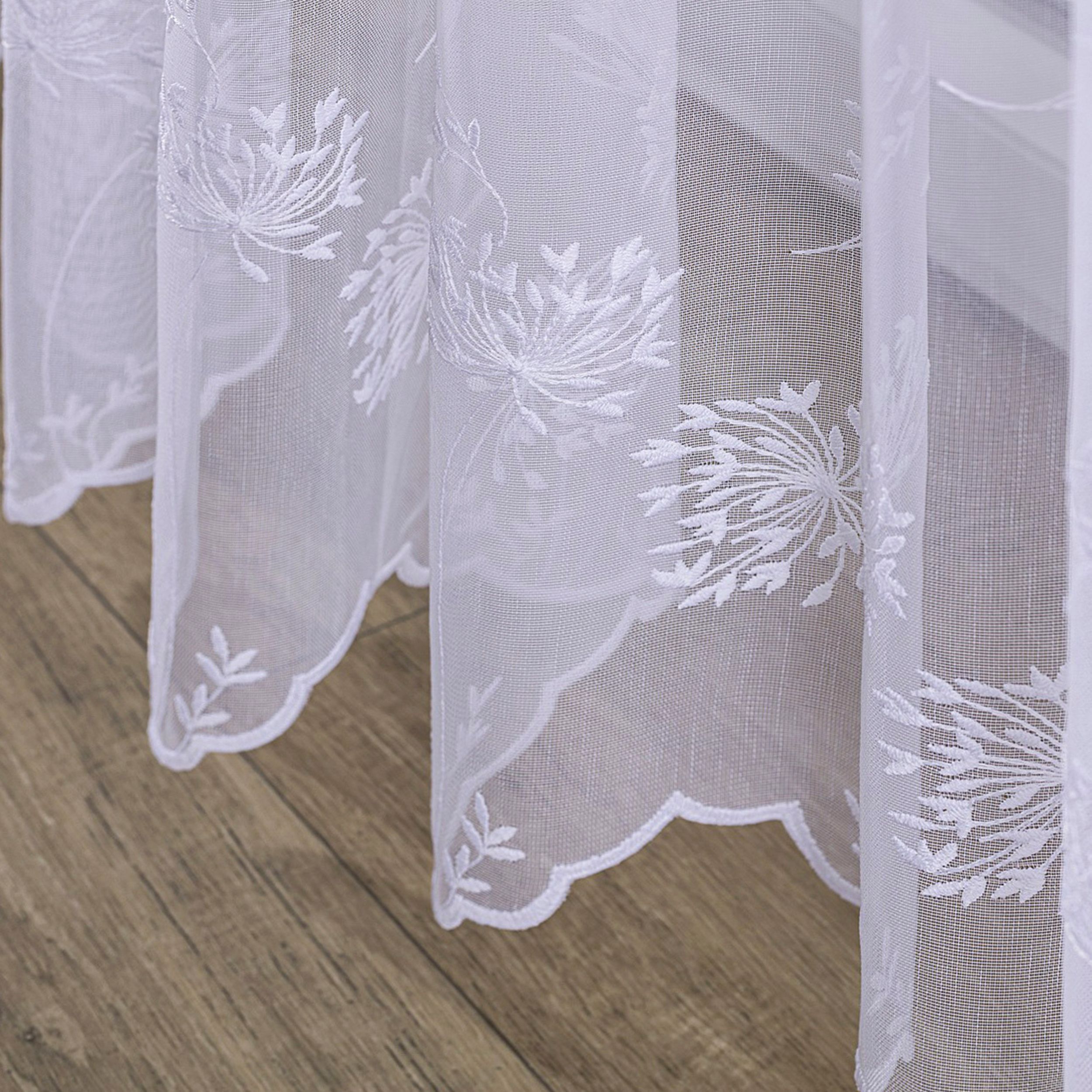 Voile 186-38 valkoinen voikukkakuviolla