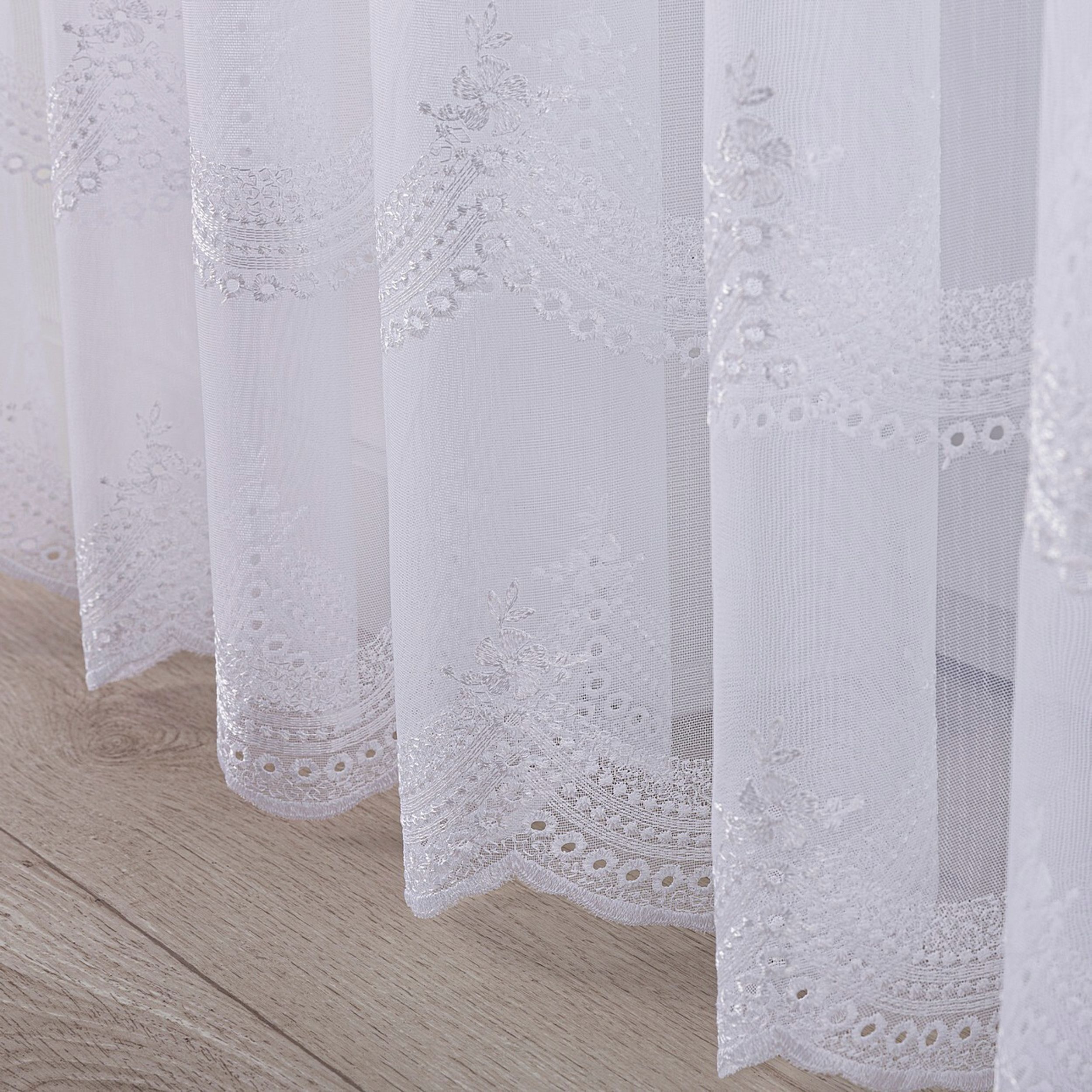 Voile 186-51 valkoinen kuviolla