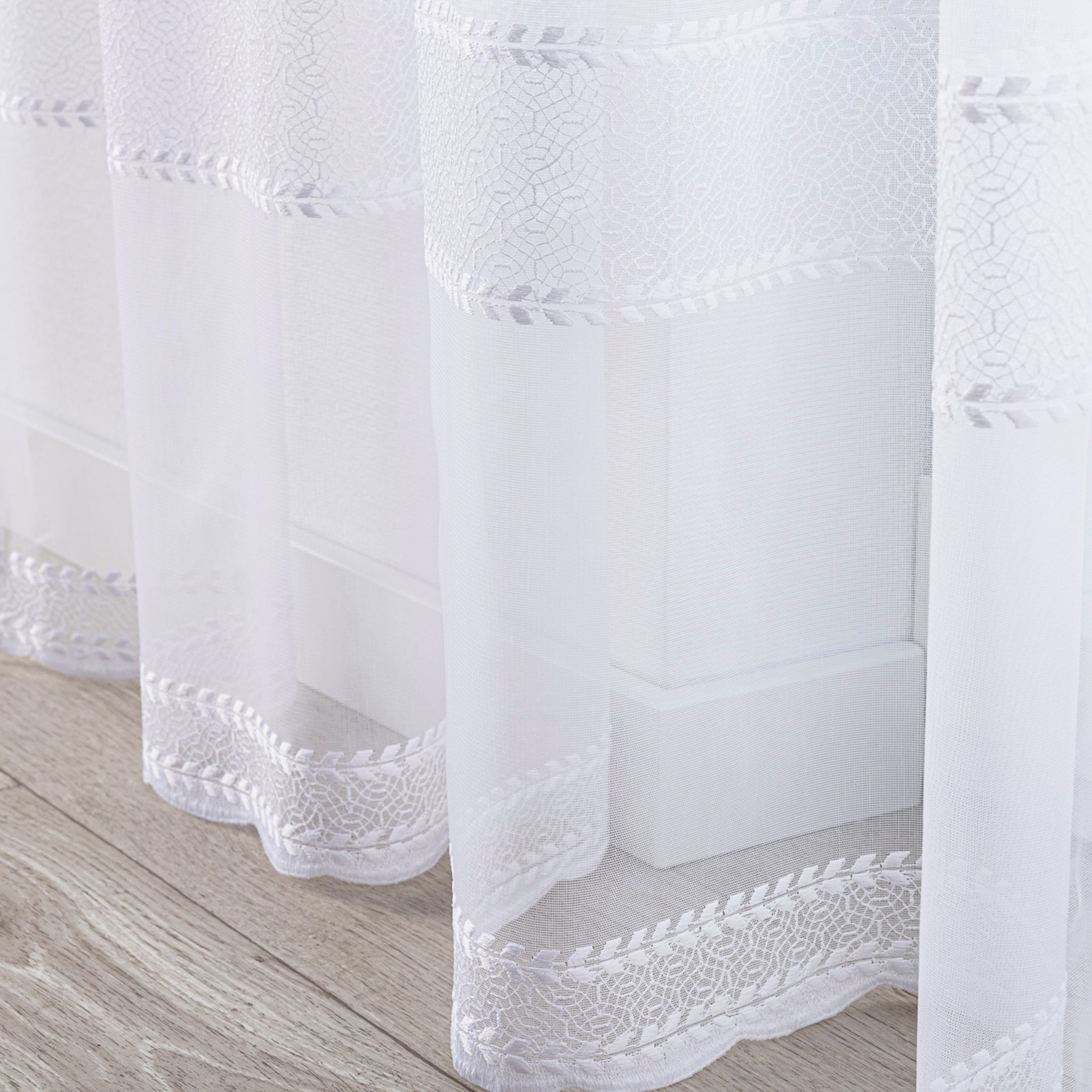 Voile 186-57 valkoinen kuviolla